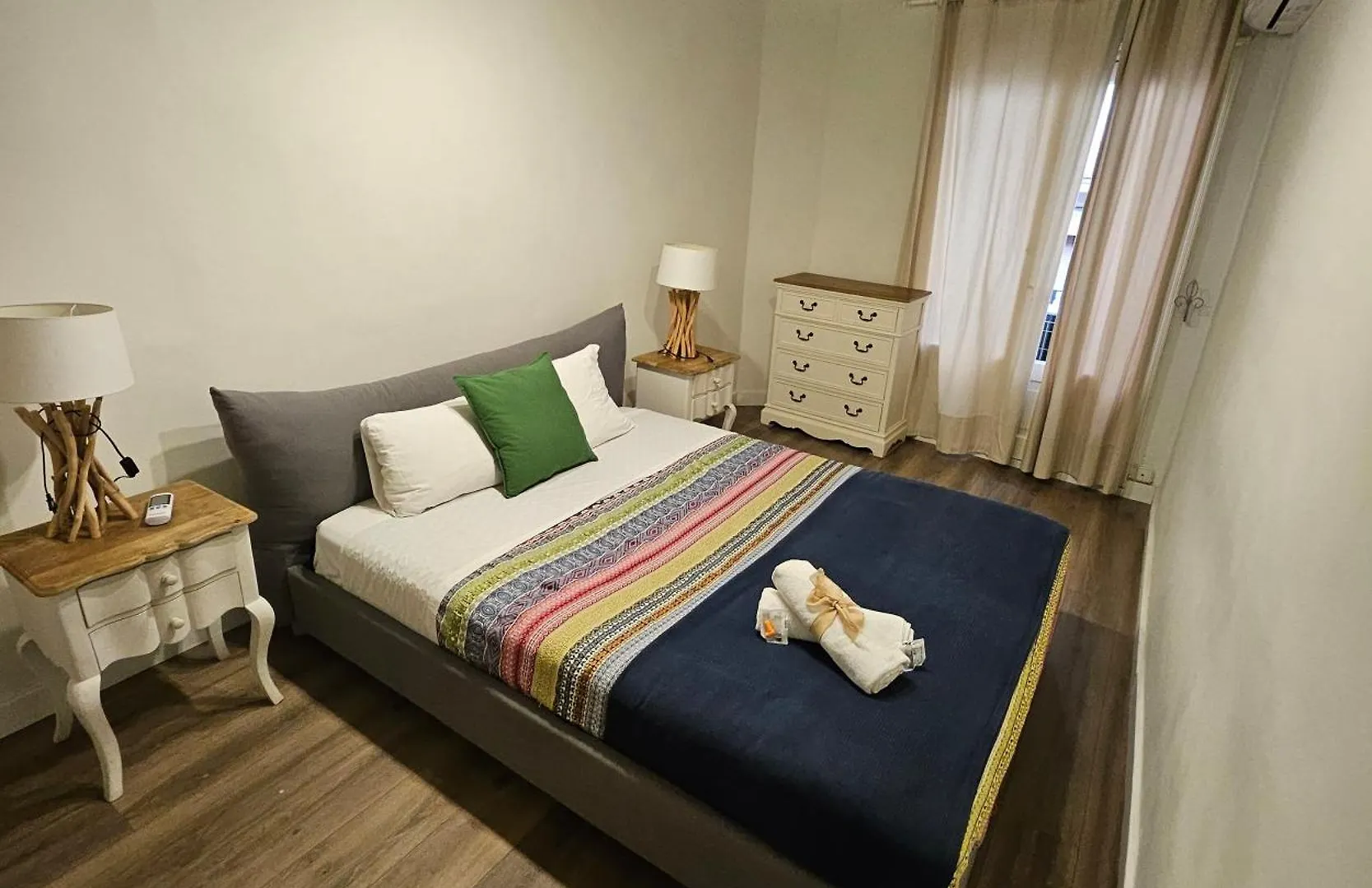 Family Flat Near Ramblas Bcn 5 Rooms location