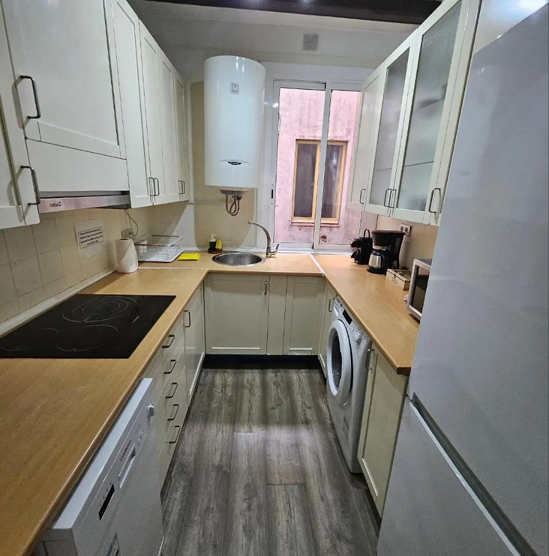 Family Flat Near Ramblas Bcn 5 Rooms Barcellona