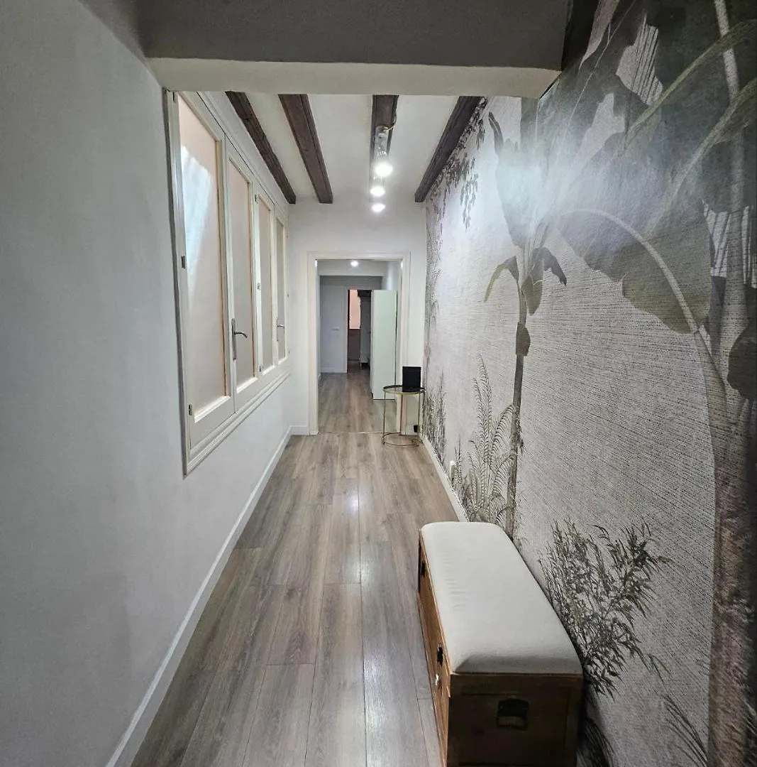 Family Flat Near Ramblas Bcn 5 Rooms Barcellona 0*,  Spagna